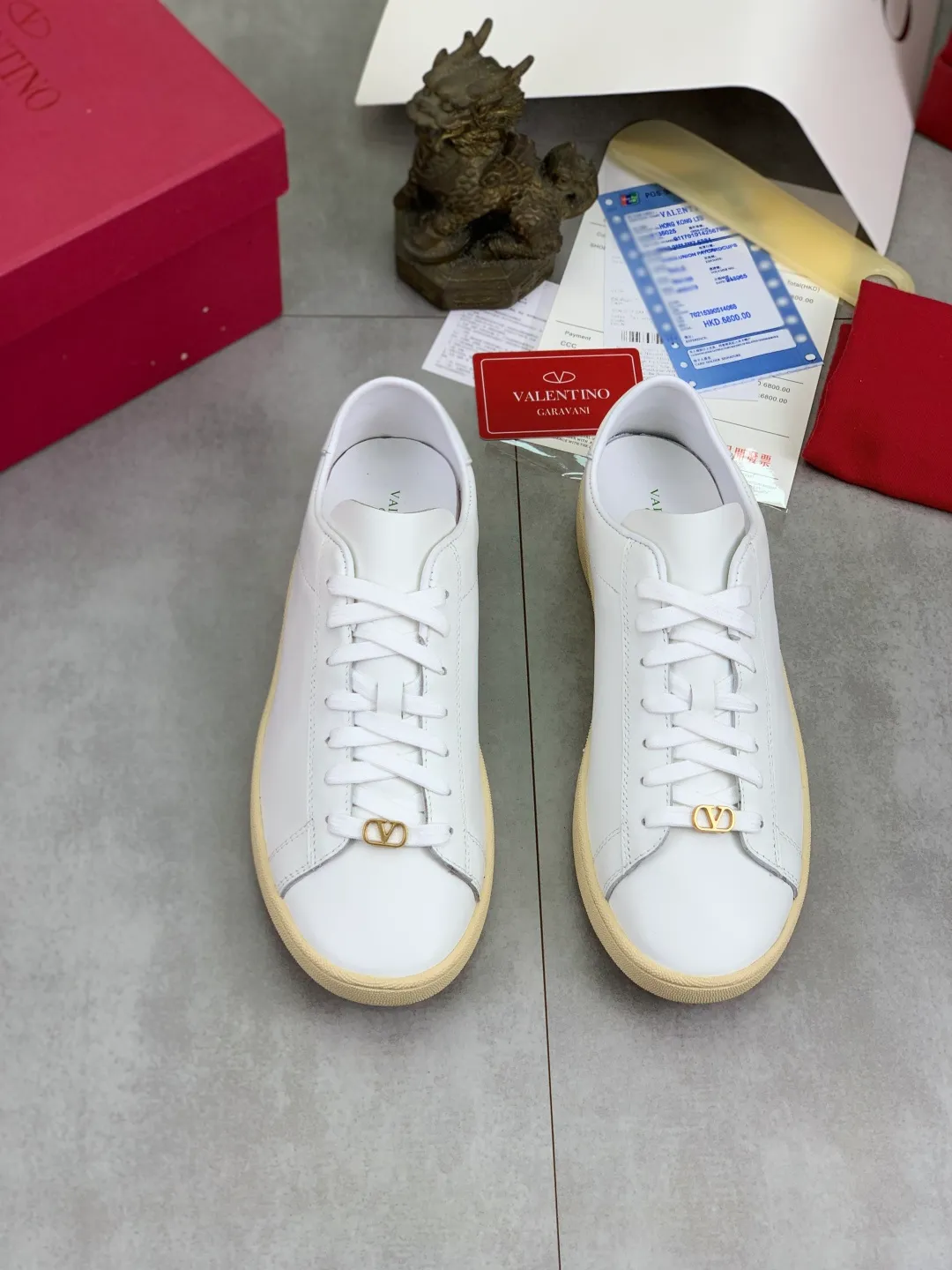 Men's men's shoes 💰P520 New style 💰 Top version Valentino Valentino 25/ Royco series Cherry 🍒Couple style Casual sneakers White shoes Original purchase and development Production Classic and timeless low-top sneakers outline a lazy silhouette, supplemented by low-key and restrained brand details, evolved into a must-have item in the wardrobe, comfortable and versatile!  ✔️Fabric: Original customized first-layer cowhide ✔️Inner lining: Imported breathable sheep lining ✔️Sole: Original molded anti-slip rubber material ✔️Size: 38-45